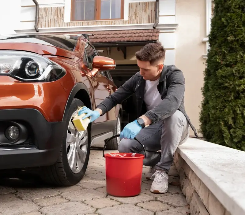Lavage auto à domicile Toussieux : professionnel intervenant sur un véhicule